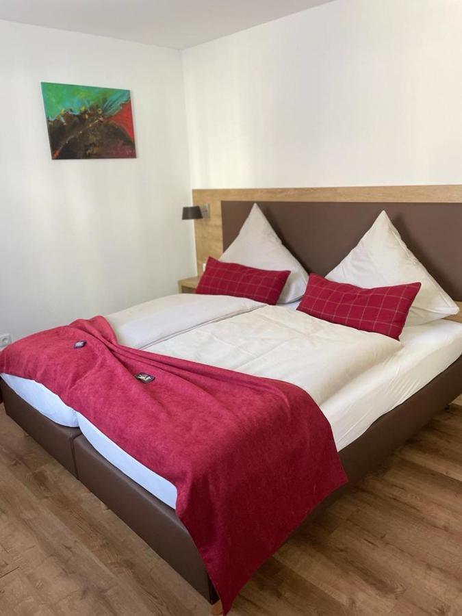 Landgasthaus Zur Linde Pleiskirchen Bagian luar foto