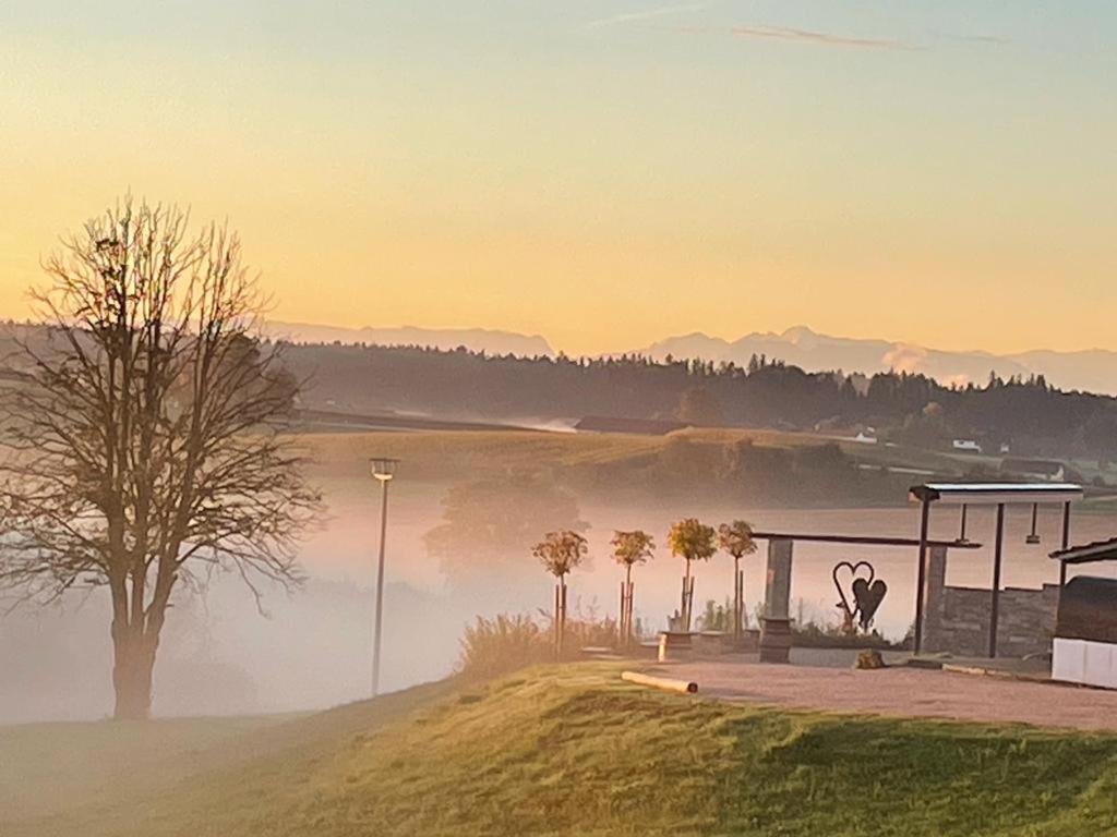 Landgasthaus Zur Linde Pleiskirchen Bagian luar foto