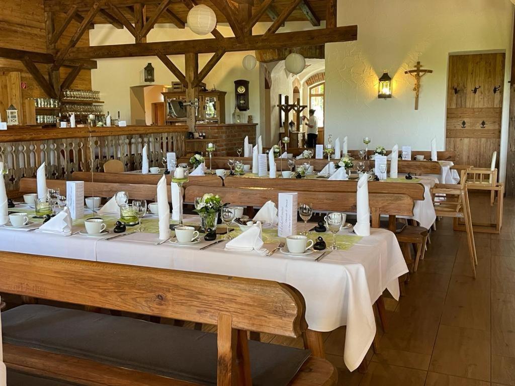 Landgasthaus Zur Linde Pleiskirchen Bagian luar foto