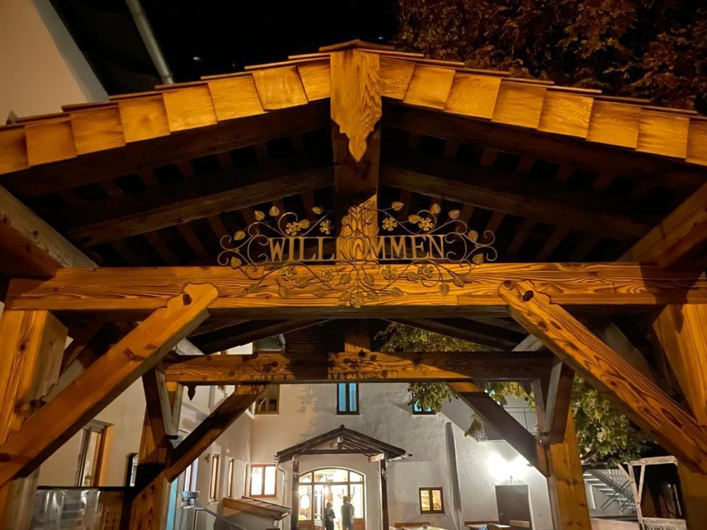 Landgasthaus Zur Linde Pleiskirchen Bagian luar foto